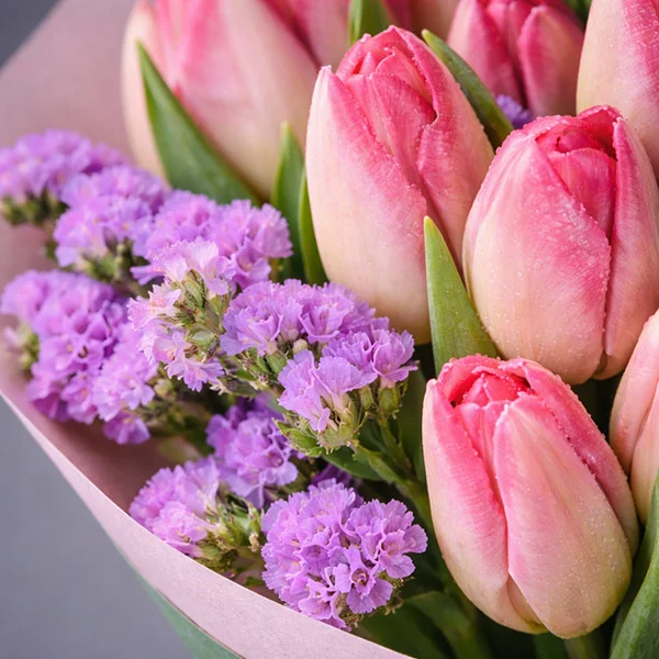 Шанталь - букет из розовых и фиолетовых тюльпанов